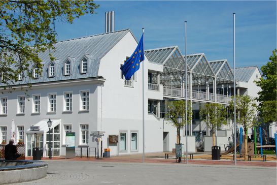 Ein Bild des Stadthauses mit der Europaflagge