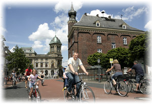 Das Bild zeigt ein paar Radfahrer in der Rheinberger Innenstadt.