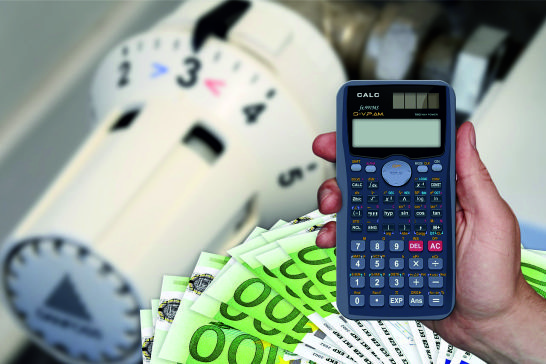 Ein Taschenrechner mit einem Heizungstermostat daneben und Geldscheine im Hintergrund