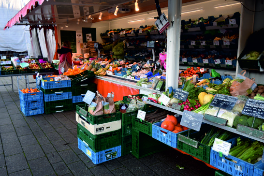 Ein Marktstandt mit viel Gemüse