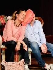 Bild zeigt Alexandra Kamp die sich durch ein Kissen getrennt an einen Spielpartner lehnt