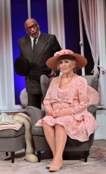 Bild zeigt Doris Kunstmann und Ron Williams als Miss Daisy und ihr Chauffeur