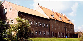 Das Foto zeigt ein altes Gebäude aus roten Backsteinen