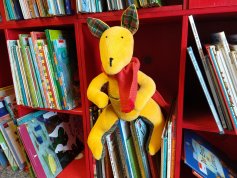 Bild zeigt Känguru Karl vor einem Bücherregal