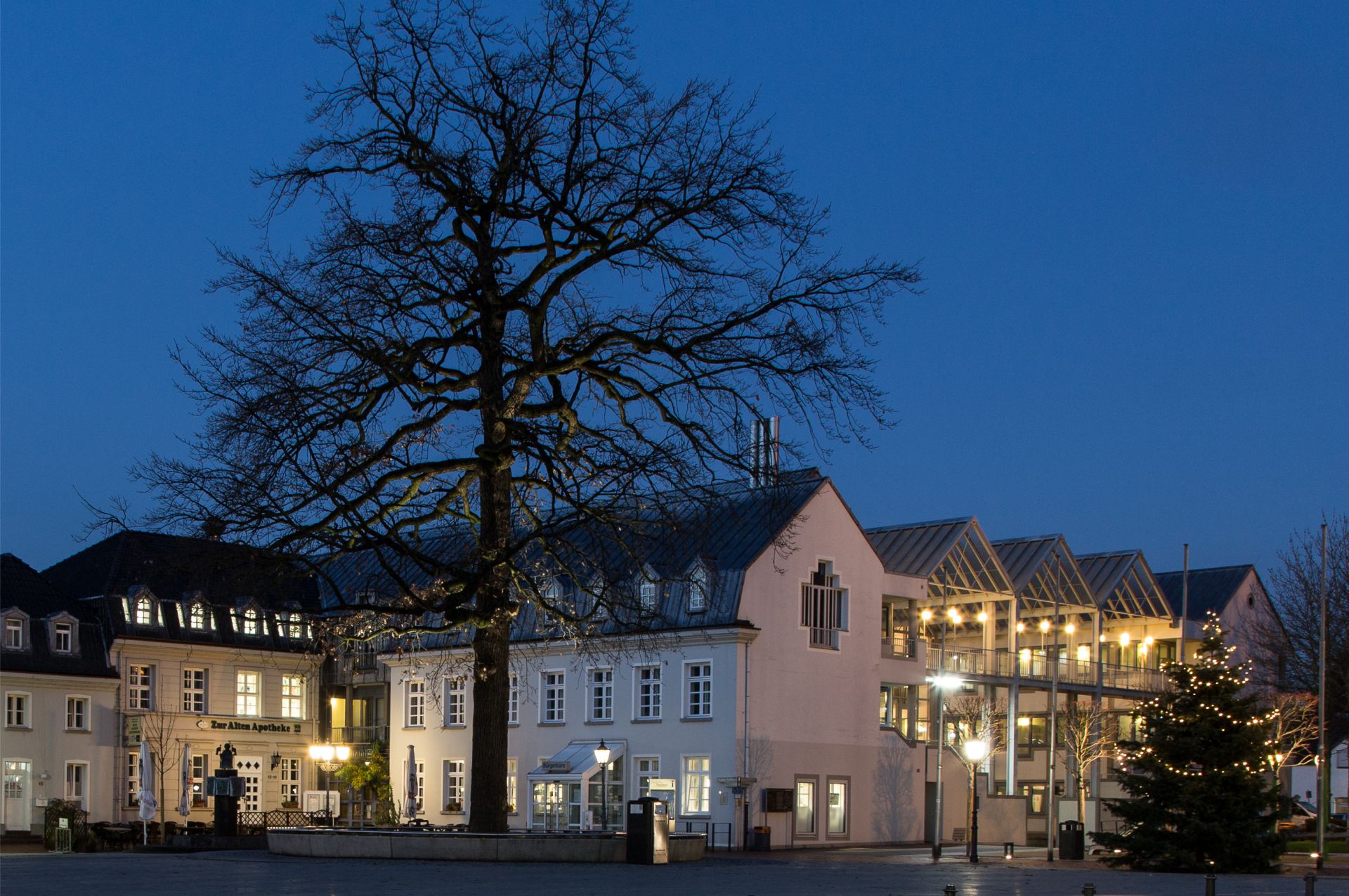 Foto des abendlichen Stadthauses