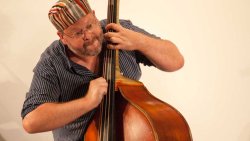 Bild zeigt den Musiker Alex Morsey an seinem Instrument