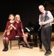 Bild zeigt das Rheinland-Trio mit seinen Instrumenten