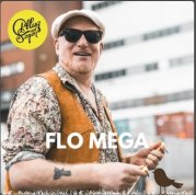 Bild zeigt Flo Mega mit Sonnenbrille vor Hochhäusern
