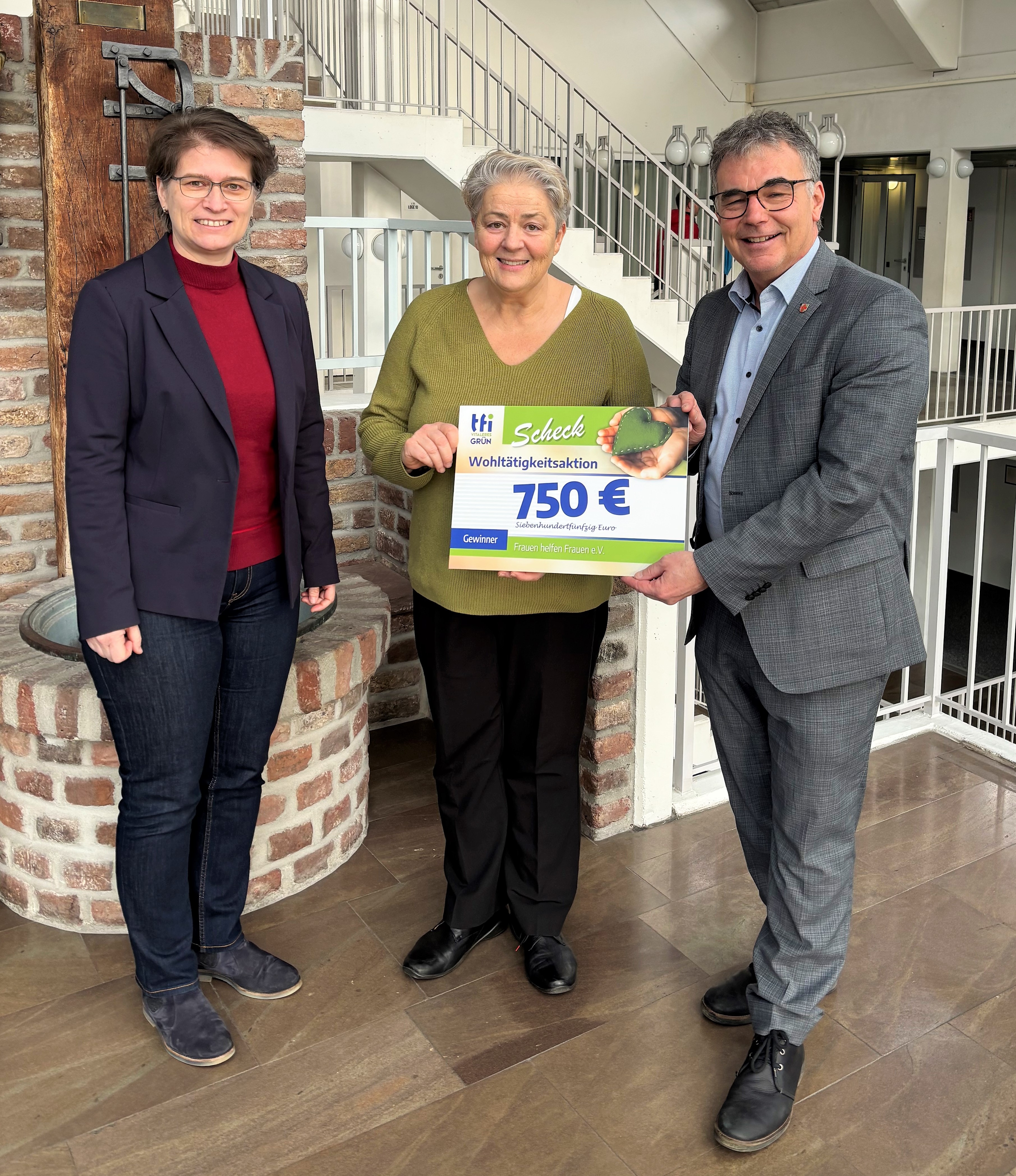 Verein "Frauen helfen Frauen" erhält eine Spende