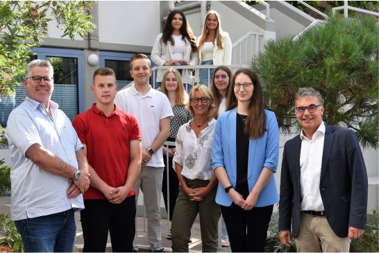 v.l.n.r. vorne: Rainer Müller (Personalratsvorsitzender), Timo Fülling, Jan Lehmkuhl (JAV), Kirsti Wedekind, Louisa Plagge und Bürgermeister Dietmar Heydev.l.n.r. hinten:Aileen Schwickart, Ann-Christin Biese, Yasemin Hizlier und Amelie Hoffmann