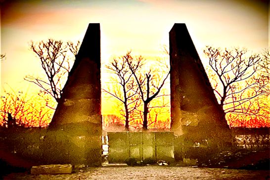 Ein Bild vom Tor der Toten in Rheinberg bei Sonnenaufgang.