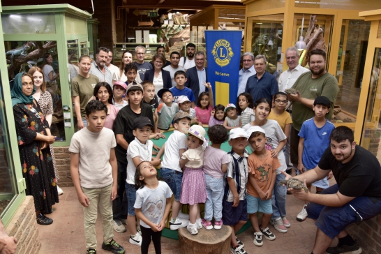 30 Kinder und 12 erwachsene Bewohner*innen der städtischen Gemeinschaftsunterkunft für Geflüchtete am Melkweg durften dank einer Spende des Lions Clubs Kamp-Lintfort/Rheinberg den benachbarten TerraZoo besuchen. Dabei lernten sie unter anderem Bibi und Tina, zwei „Gemeine Schwarzleguan“-Damen kennen.