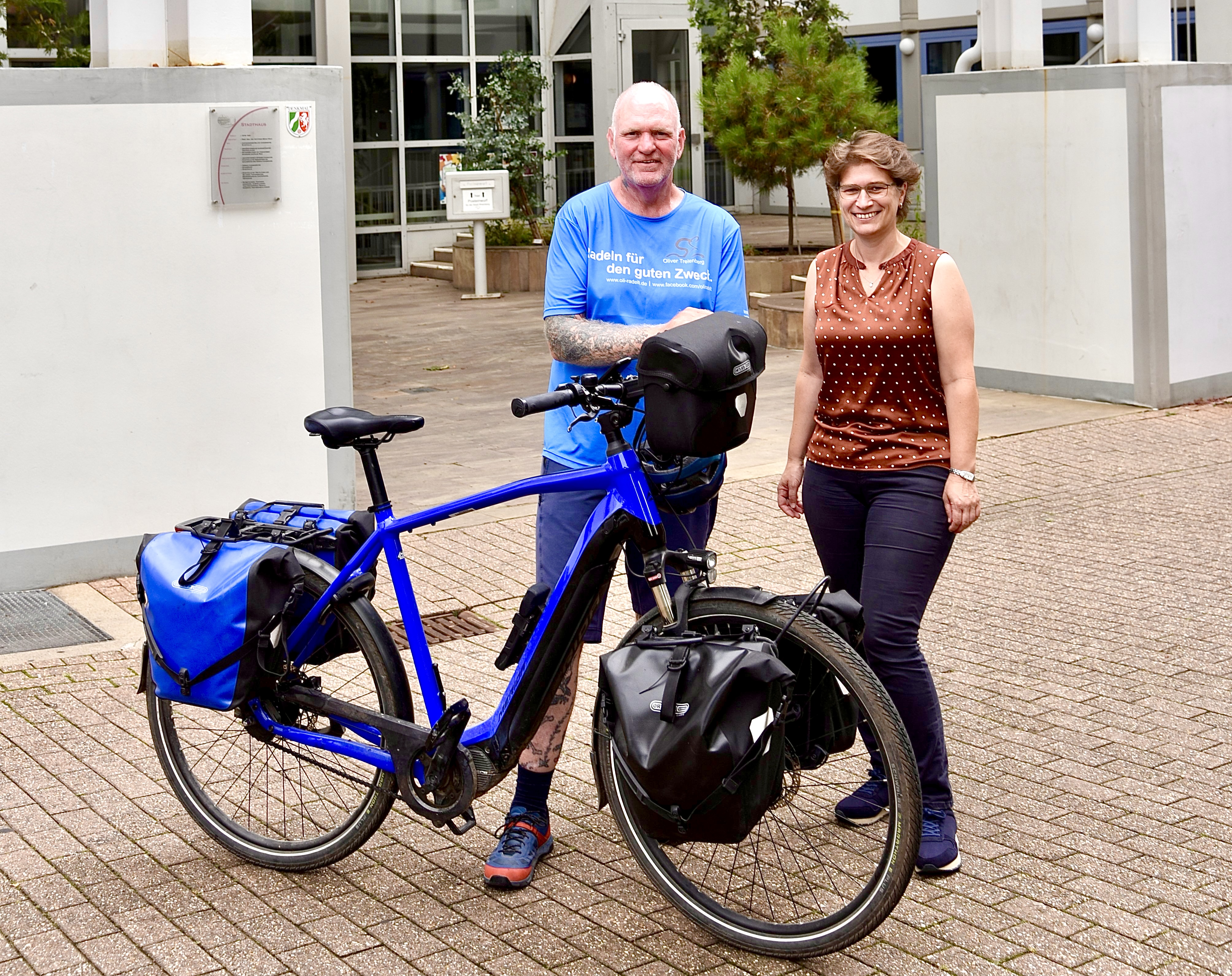 Oliver Terlenberg mit seinem Fahrrad und Frau Itgenshorst