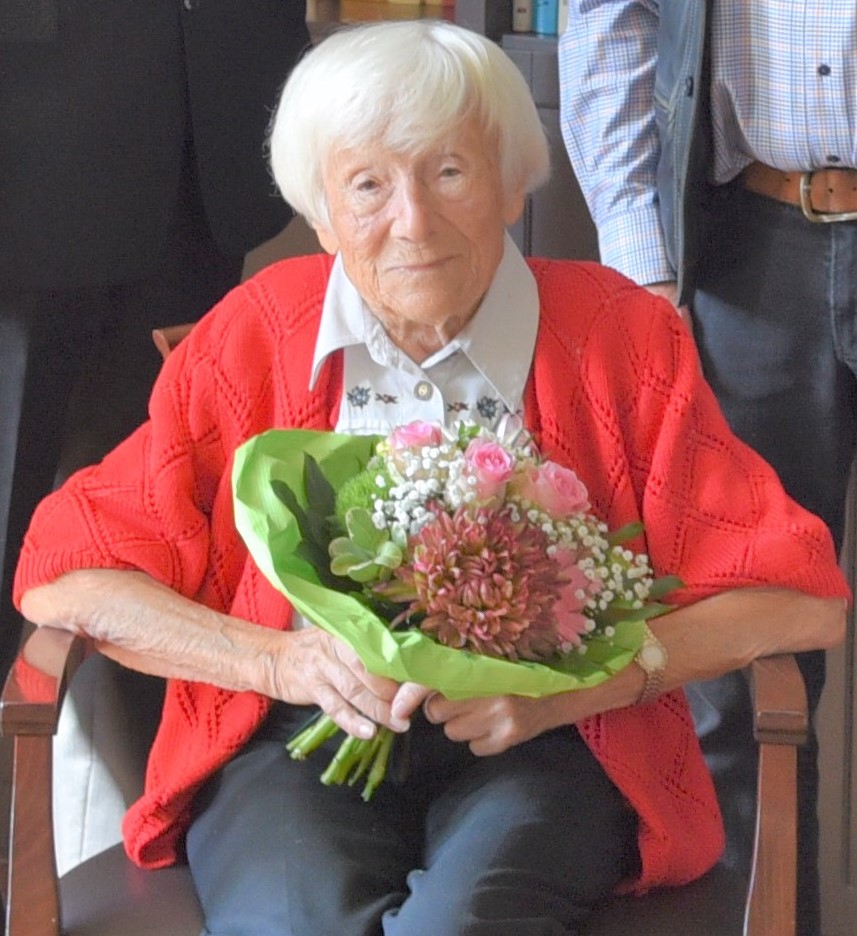 Hildegard Marquardt mit Blumenstrauß