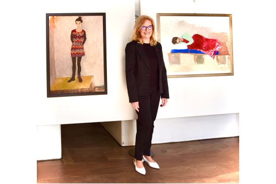 Frau Bröcking neben 2 ihrer Bilder