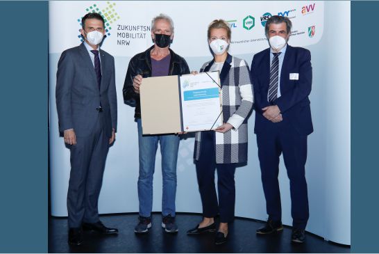 v.l.n.r.: José Luis Castrillo (Vorstand Verkehrsverbund Rhein-Ruhr AöR), Jens Harnack (Stadt Rheinberg), Verkehrsministerin NRW Ina Brandes und Michael Zyweck (Leiter der Koordinierungsstelle Rhein-Ruhr des Zukunftsnetz Mobilität NRW)