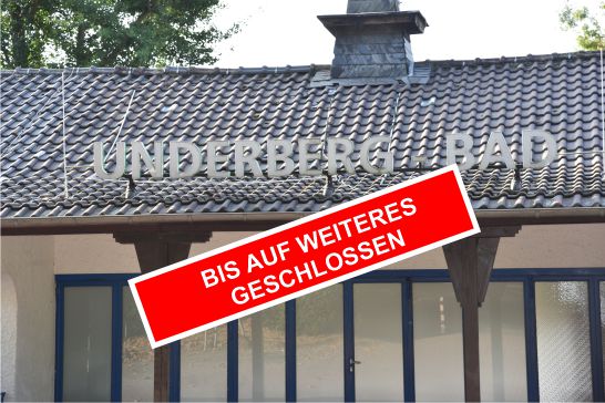 Eingangsbereich des Freibads mit dem Schild bis auf weiteres geschlossen