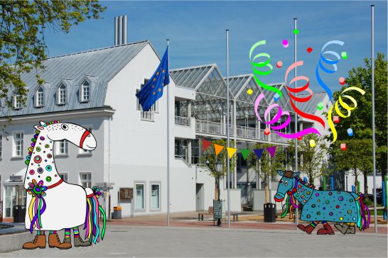 eIN bILD DES sTADTHAUSES MIT kARNEVALSVERZIERUNGEN
