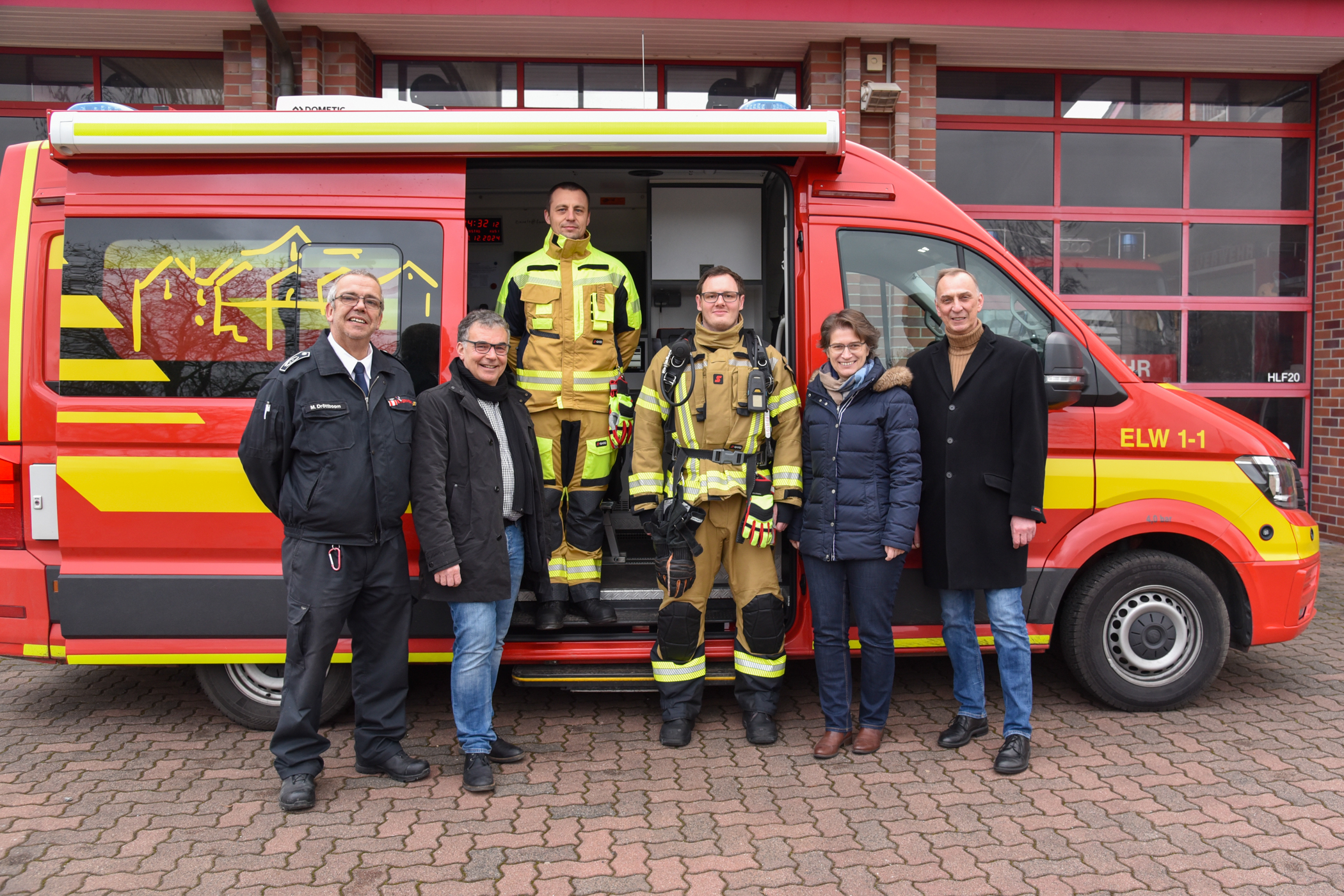 v.l.n.r.: Mario Dröttboom (Leiter der Feuerwehr Rheinberg), Dietmar Heyde (Bürgermeister der Stadt Rheinberg), Christopher Verdonschot (Gerätewart der Feuerwehr Rheinberg), Tobias Kreienkamp (Freiwilliger Feuerwehrkamerad und Mitarbeiter des Fachbereiches Sicherheit und Ordnung), Iris Itgenshorst (Dezernentin des Fachbereiches Sicherheit und Ordnung der Stadt Rheinberg), Jonny Strey (Fachbereichsleiter des Fachbereiches Sicherheit und Ordnung der Stadt Rheinberg)