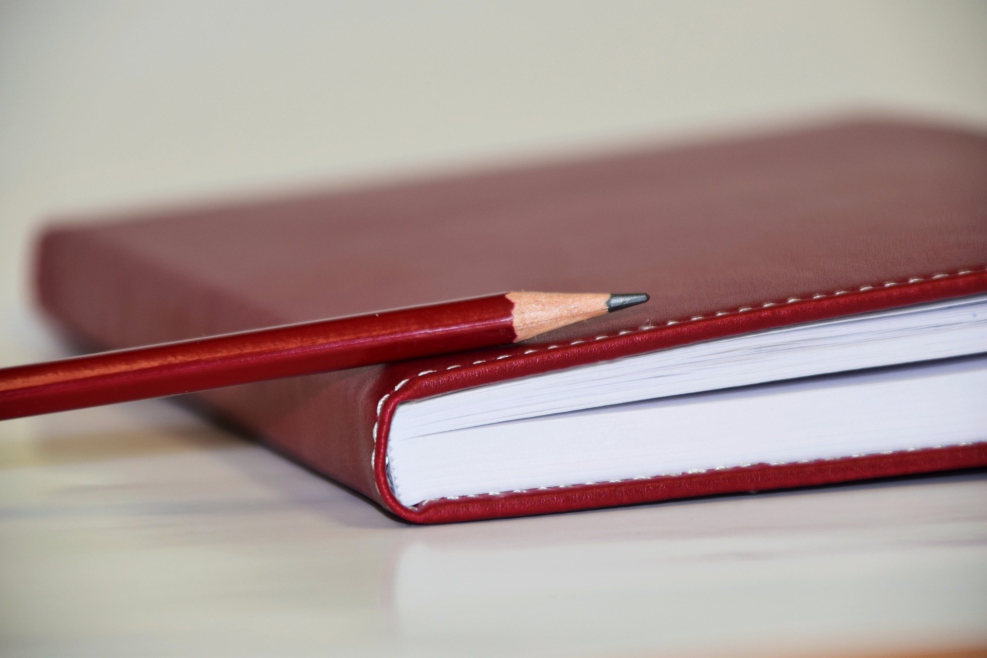Ein Notizbuch mit einem daraufliegenden Stift