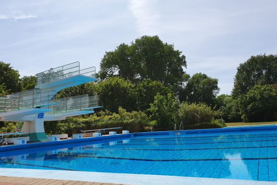 Ein Bild des Sprungturms im Freibad