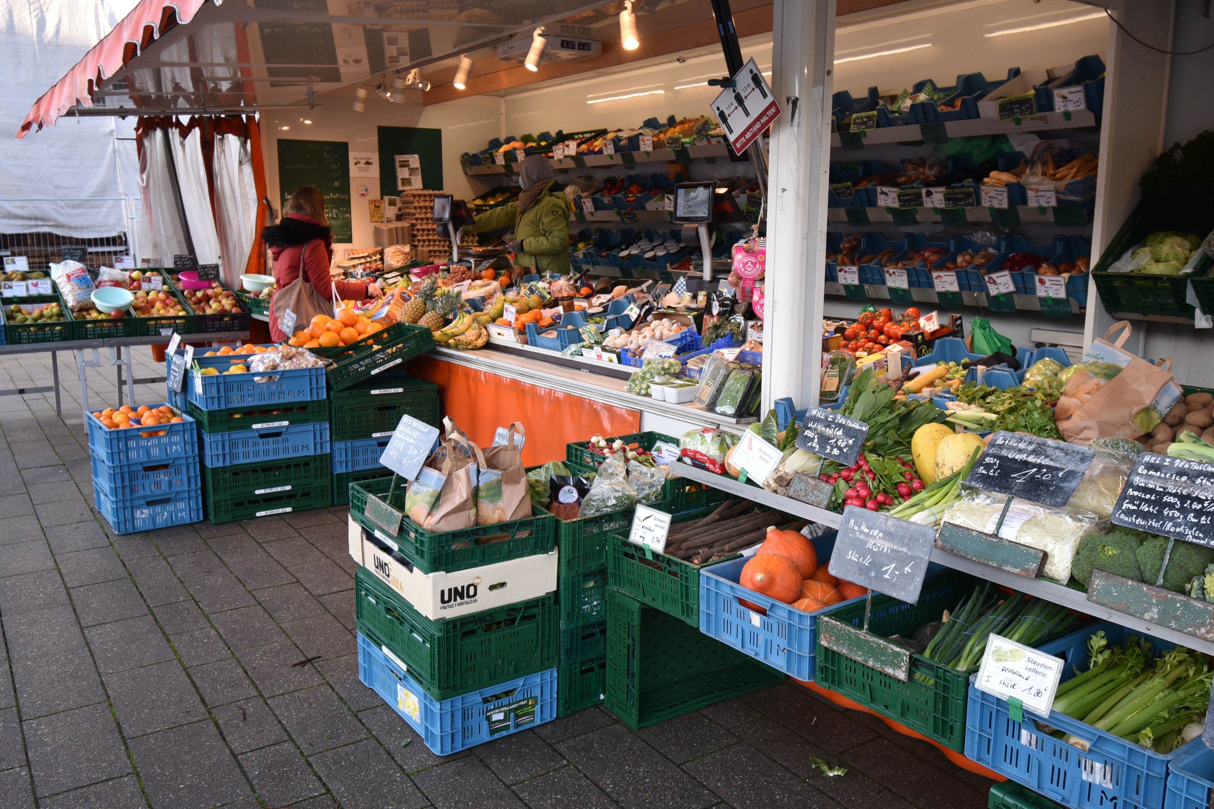 Ein Marktstandt mit Gemüse