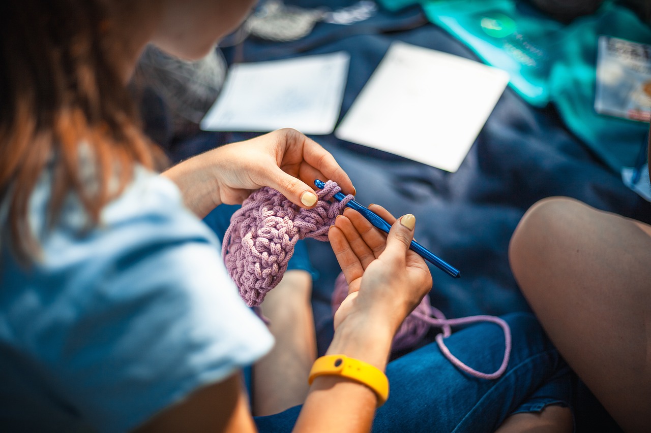 Eine Person die Strickt