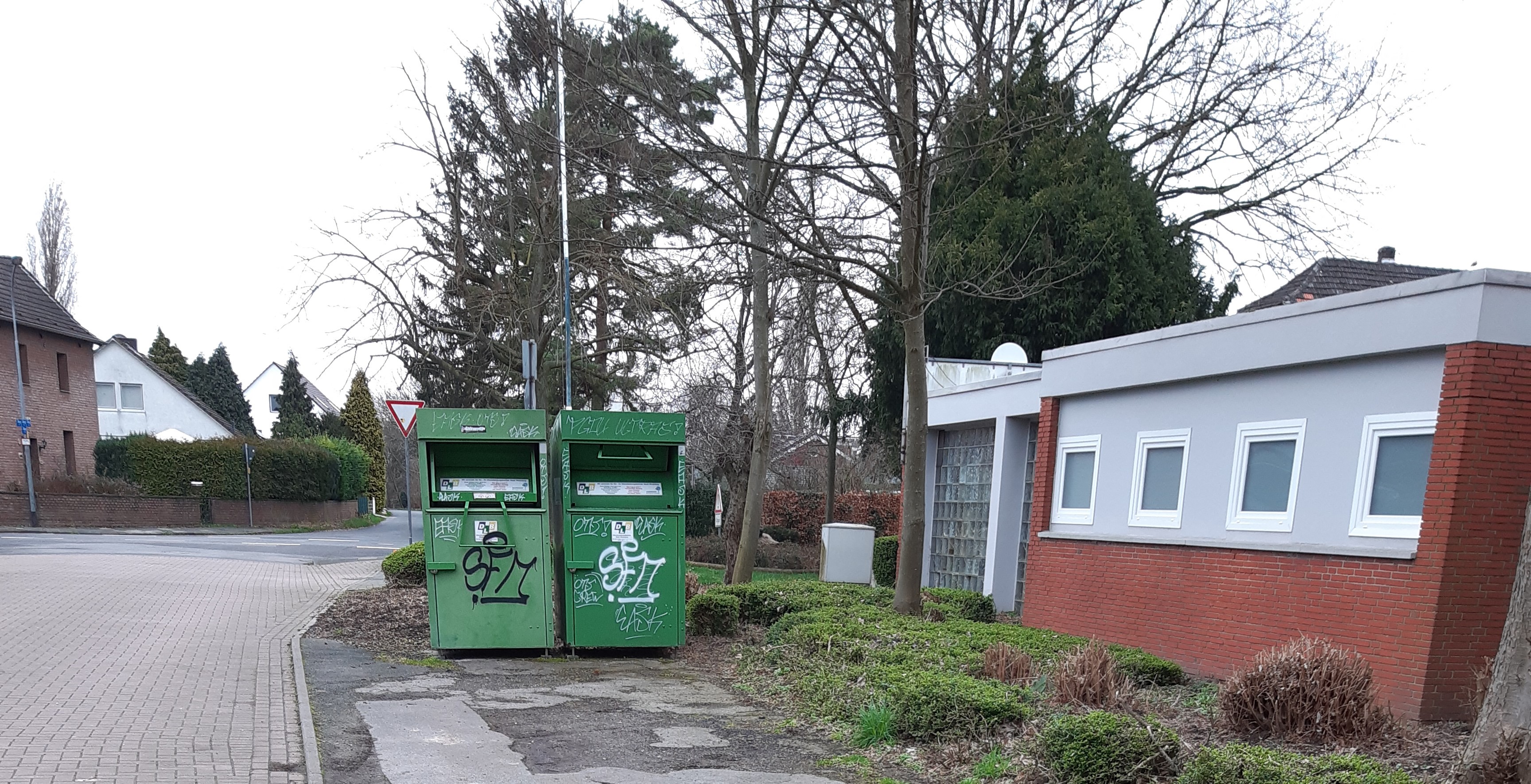 2 mit Graffiti beschmierte Altkleidercontainer