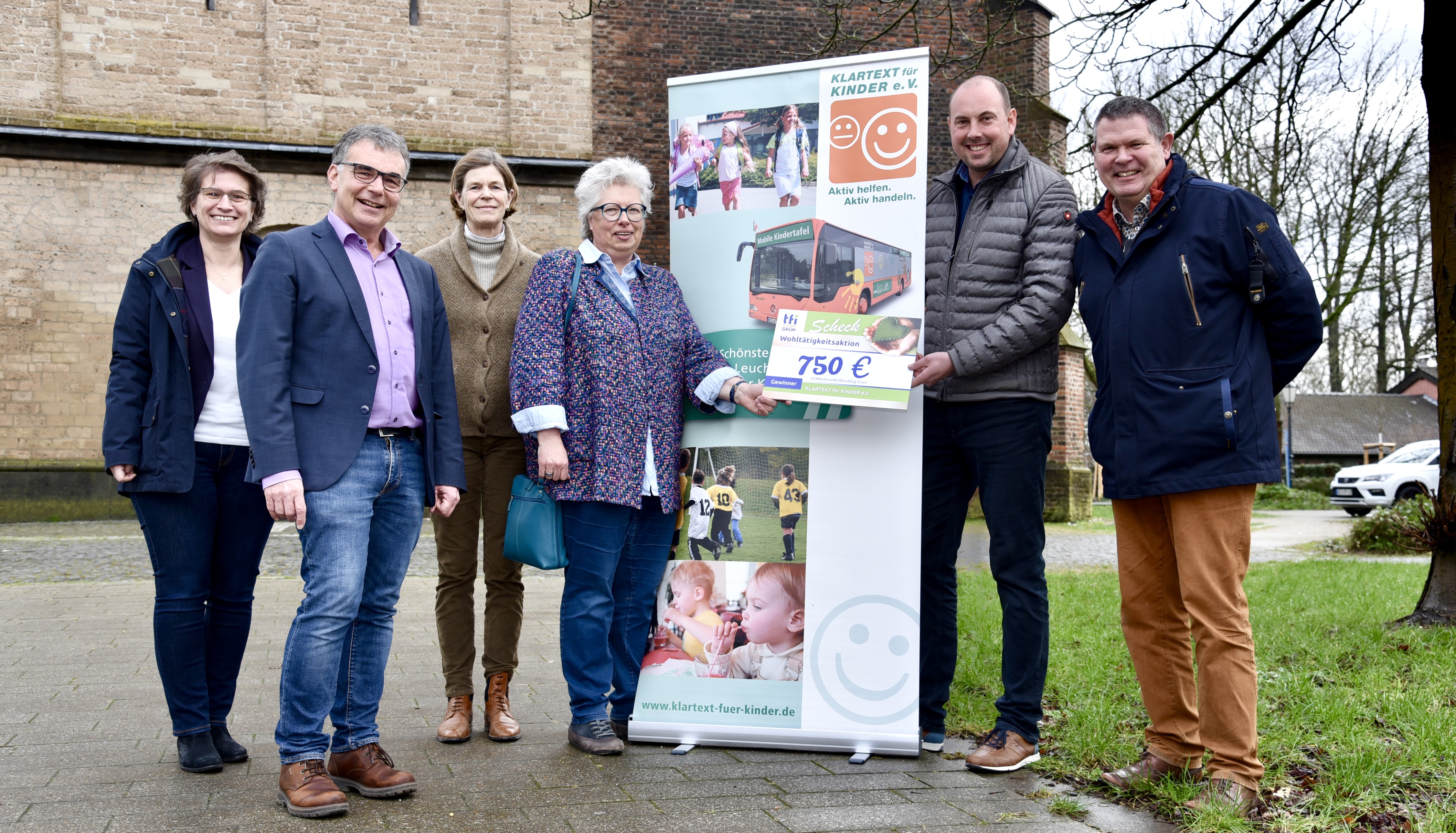 v.l.n.r.: Iris Itgenshorst (Sozialdezernentin), Bürgermeister Dietmar Heyde, Ebba van Loe und Monika Giesen (beide KLARTEXT für KINDER) sowie Markus Kern (Grünflächenamt Stadt Rheinberg) und Jan IJmker (Firma TFI-Vitaleres Grün)