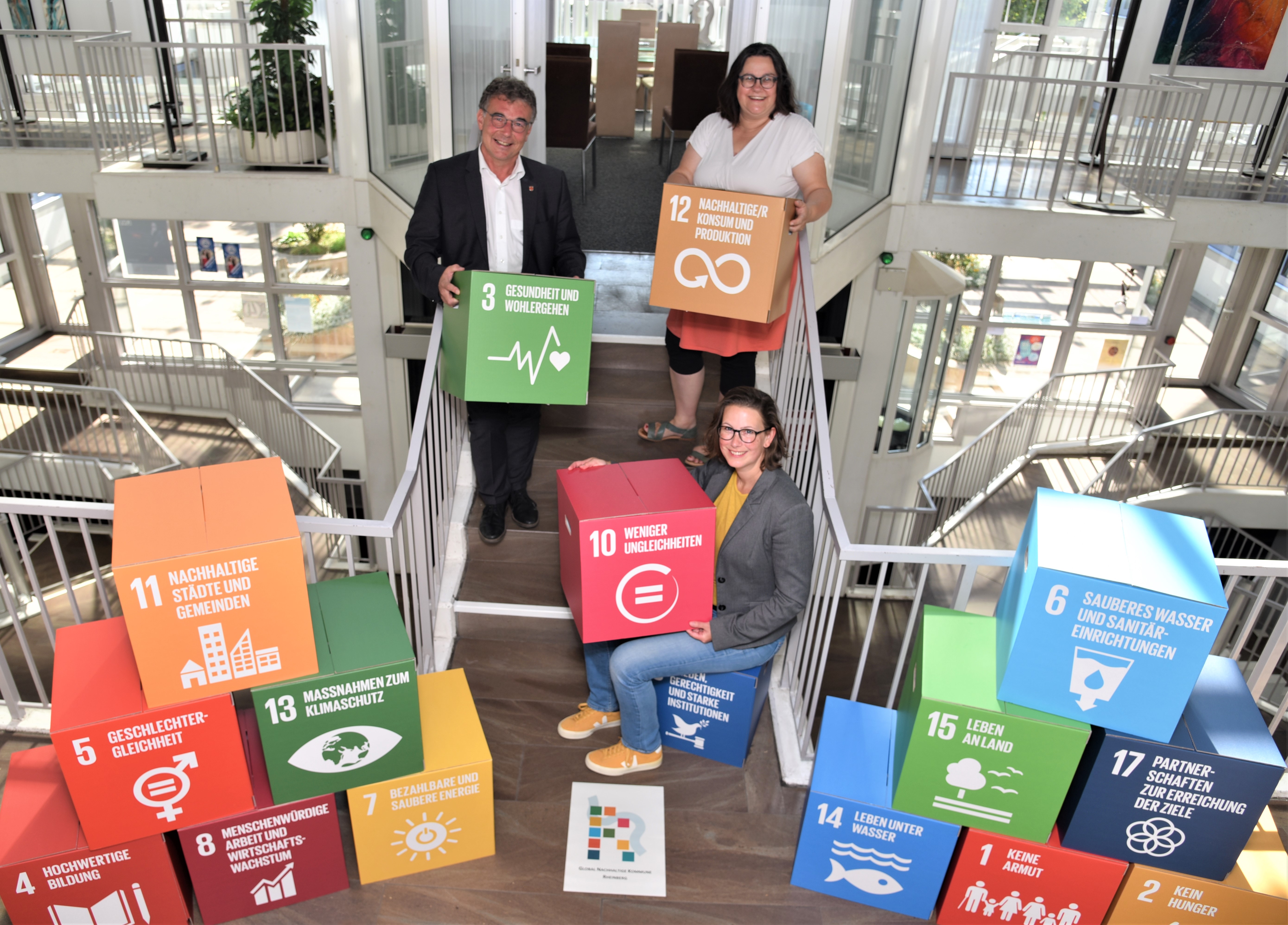 ZUKUNFT MITGESTALTEN! Bürgermeister Dietmar Heyde (links), Projektleiterin Sonja Helmich (vorne) und Klimaschutzmanagerin Nicole Weber Ferreira dos Santos (rechts) freuen sich,gemeinsam mit Interessierten Nachhaltigkeitsstrategien für Rheinberg zu entwickeln.