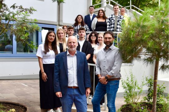 v.l.n.r. vorne: Majida Oral, Dieter Paus (1. Beigeordneter), Gernot Ertel (Leiter Fachbereich Personal und Organisation)v.l.n.r. Mitte: Lena Cyrus, Alina Just, Johny Derks (JAV), Steven Bursch,Leonie Fingel, Aileen Schwickart (Ausbildungsleiterin)v.l.n.r. hinten:Dana Horn, Alpay Gürüz, Lara von Wedel, Tim Kühne, Erika Spitz (Personalratsvorsitzende)