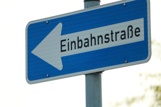 Ein Bild eines Einbahnstrasse Schildes