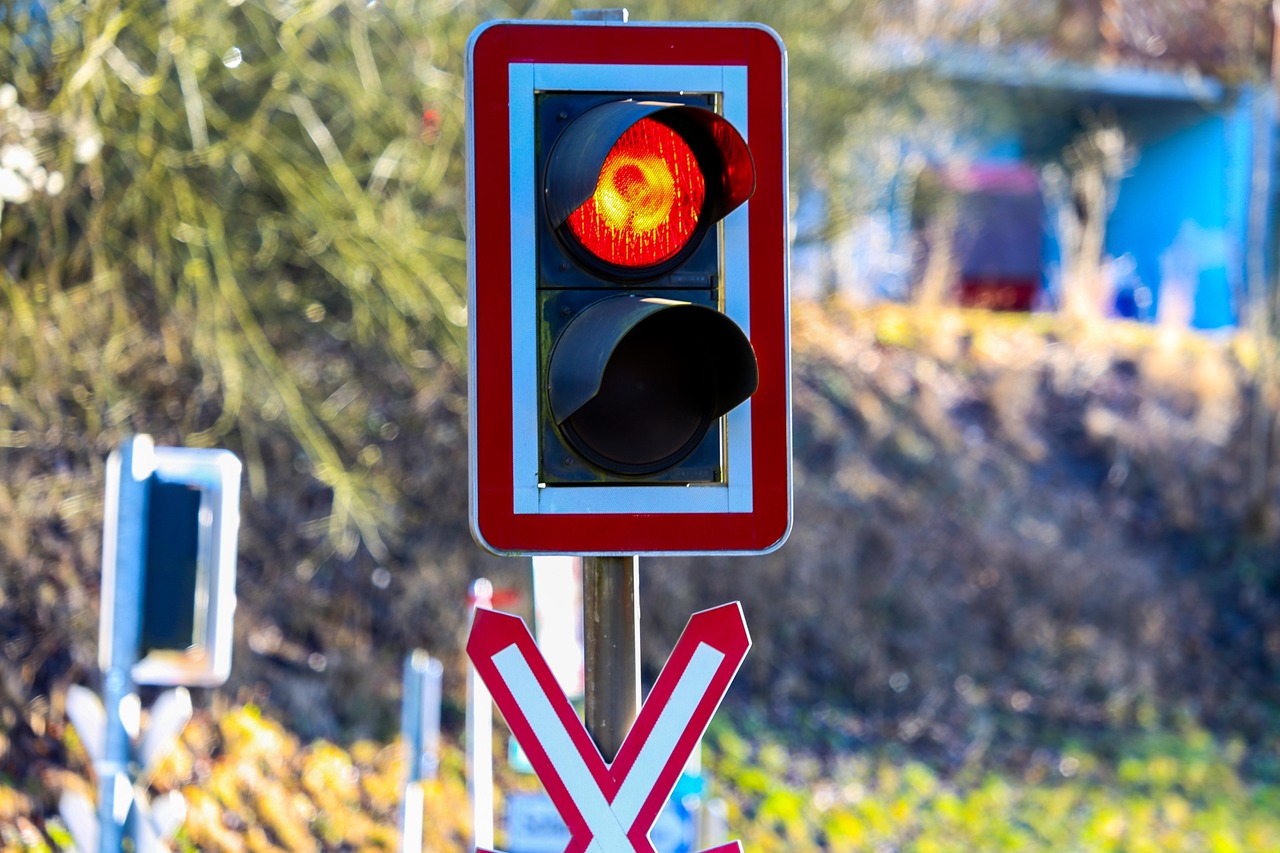 Das rote Licht eines Bahnübergangs
