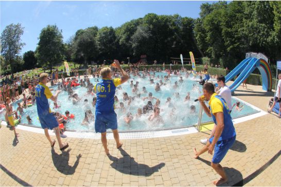viele Leute in einem Pool