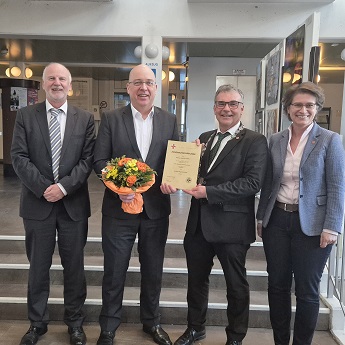 v.l.n.r.: ehemaliger I. Beigeordneter Dieter Paus, neuer I. Beigeordneter Stephan Pfeffer, Bürgermeister Dietmar Heyde, Beigeordnete Iris Itgenshorst