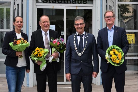 v.l.n.r.: Tanja Mark, neues Mitglied im Rat der Stadt, neuer stellvertr. Bürgermeister Erich Weisser, Bürgermeister Dietmar Heyde und der ausgeschiedene Heinz Engelke.