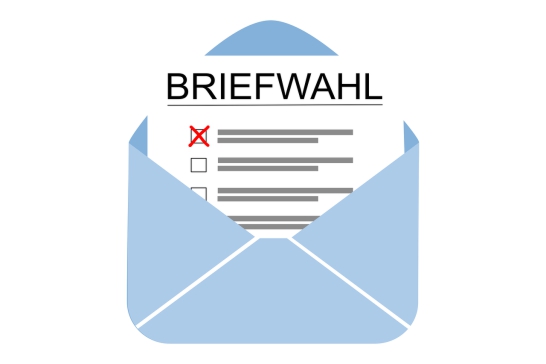 Ein Briefumschlag in den ein Stimmzettel gesteckt wird.