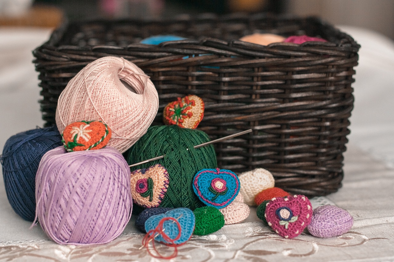 Utensilien zum Stricken und häkeln