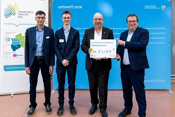 V.l.n.r. Ulrich Hornig (Zukunftsnetz Mobilität), Jonas Gaßling (Mobilitätsmanager Stadt Rheinberg), Stephan Pfeffer (I. Beigeordneter Stadt Rheinberg), Minister Oliver Krischer (Ministerium für Umwelt, Naturschutz und Verkehr des Landes Nordrhein-Westfalen).Foto: © go.Rheinland GmbH / Smilla Dankert