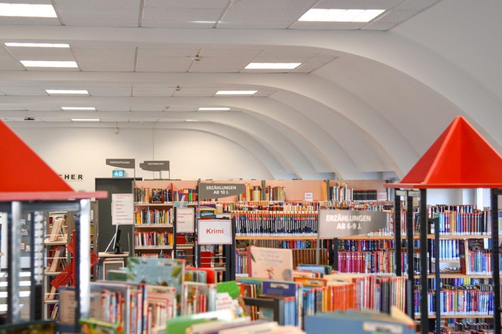 Bücherregale der Bücherei