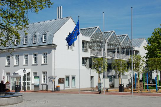 Ein Bild des Stadthauses mit der Europafahne