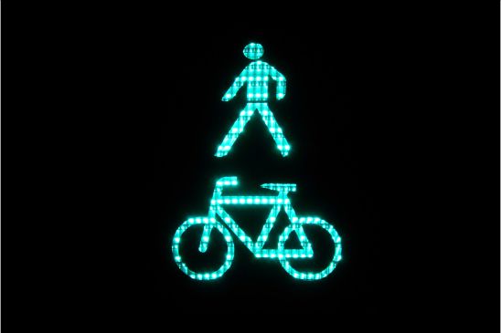 Ein grünes Fahrrad und ein Ampelmänchen