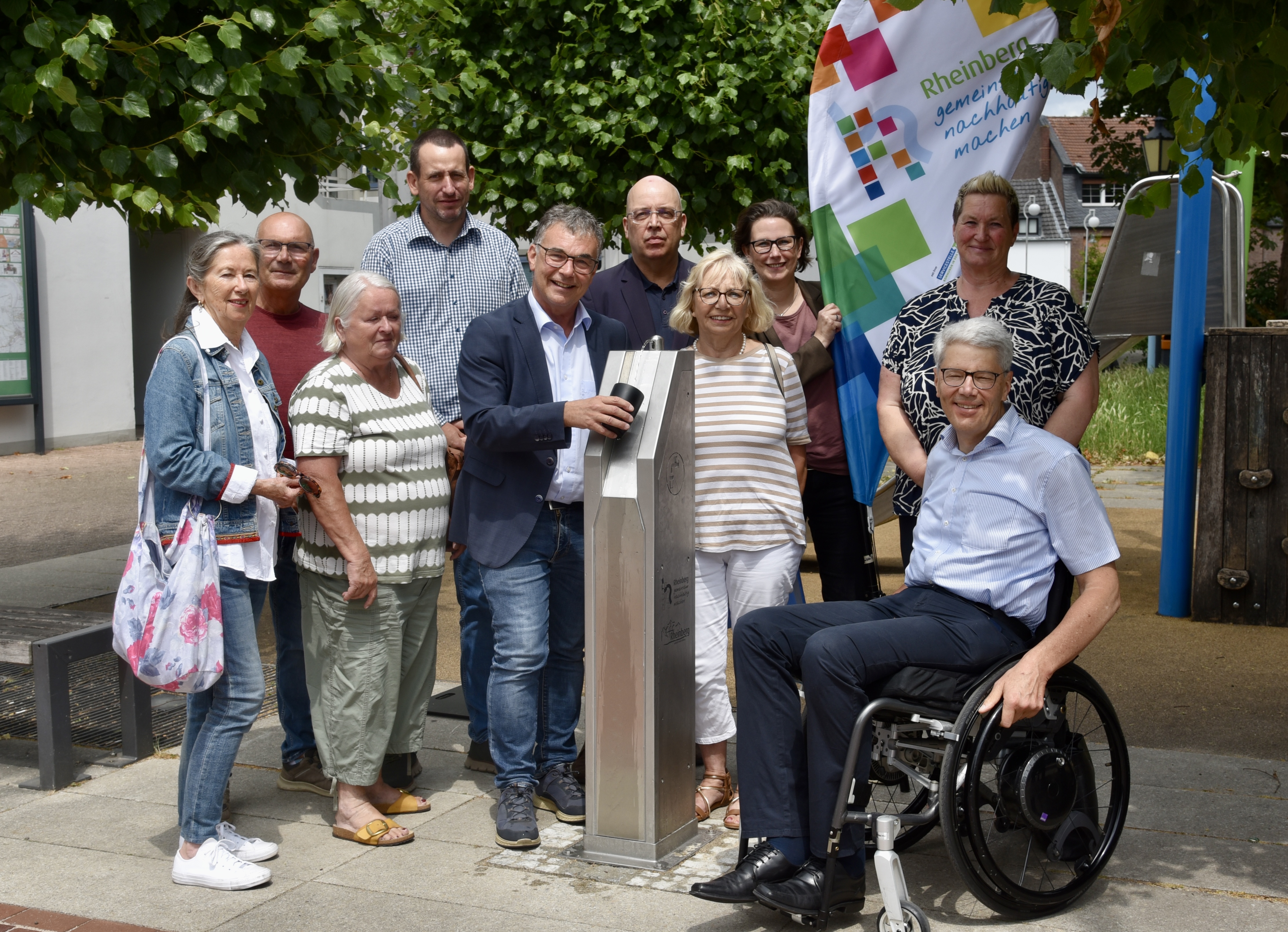 Bei der offiziellen Eröffnung waren dabei (v. l. n. r.): Annelie Mai (Seniorenbeirat), Luigi Salvato (Fachbereich Tiefbau und Grünflächen), Margit van Wesel (stellv. Sprecherin des Seniorenbeirats), Martin Schlenke (Technischer Betriebsleiter KWW GmbH - Kommunales Wasserwerk), Bürgermeister Dietmar Heyde, Technischer Beigeordneter Stephan Pfeffer, Bärbel Reining-Bender (Sprecherin des Seniorenbeirats), Sonja Helmich (Nachhaltigkeitsmanagement), Robert Braun (Leiter des Fachbereichs Tiefbau und Grünflächen), Magdalene van Voorn (Sprecherin des Behindertenbeirats)