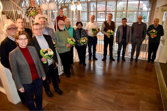 v.l.n.r.: Iris Itgenshorst (Dezernentin für den Fachbereich Sicherheit und Ordnung), Albert Brall (stellv. Vorsitzender BDS Kleve), Stefan Schumacher (Fachbereich Sicherheit und Ordnung), Gerburg Dicks, Peter Schock, Sonja Engelmann, Andrea Schieg, Georg Welp, Uwe Walde, Dagmar Kullmann, Walburga Balzen, Hans Broens, Paul Oelinger, Bürgermeister Dietmar Heyde, Tim Buschfort (Direktor Amtsgericht Rheinberg) und Hermann Bergs.