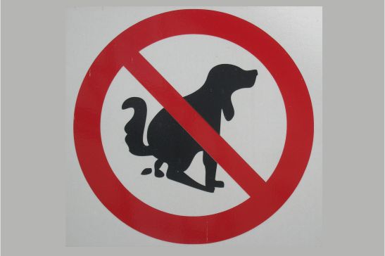 Ein Schild mit einem Hundesymbol das durchgestrichen ist.