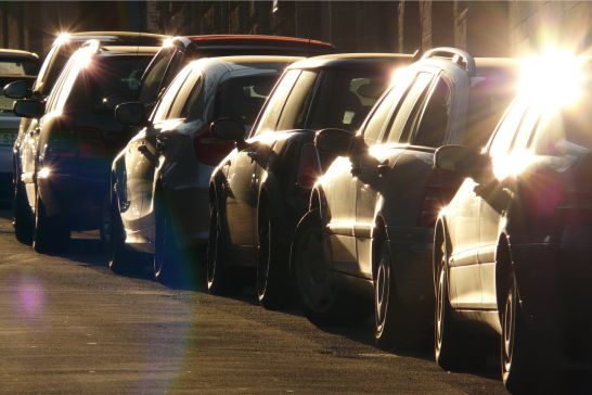 Mehrere Autos die hintereinander stehen