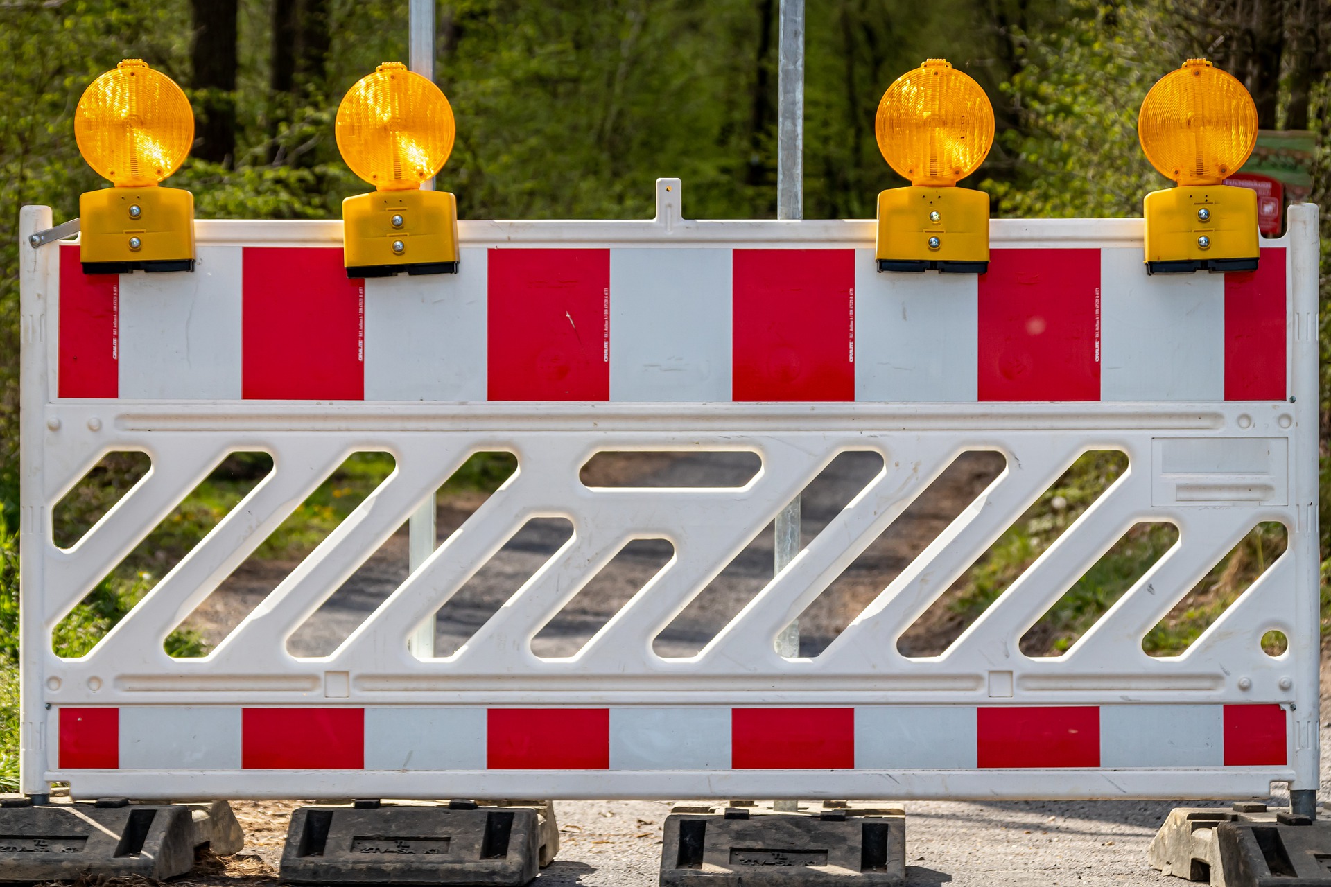 VOLLSPERRUNG BAHNÜBERGANG
