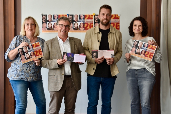 Das Kulturbüro hat wieder ein facettenreiches Programm für die Spielzeit 2025/2026 zusammengestellt.Auch Bürgermeister Dietmar Heyde freut sich auf die Veranstaltungen. (v. l. n. r.) Dorothee Brunner, Dietmar Heyde, Dominik Baum, Jeanette Haas) 