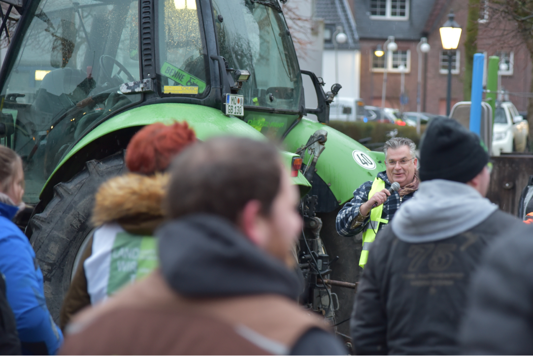Einige Personen vor einem Traktor