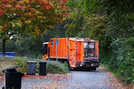 Ein Müllauto das Mülltonnen abholt die an der Straße stehen